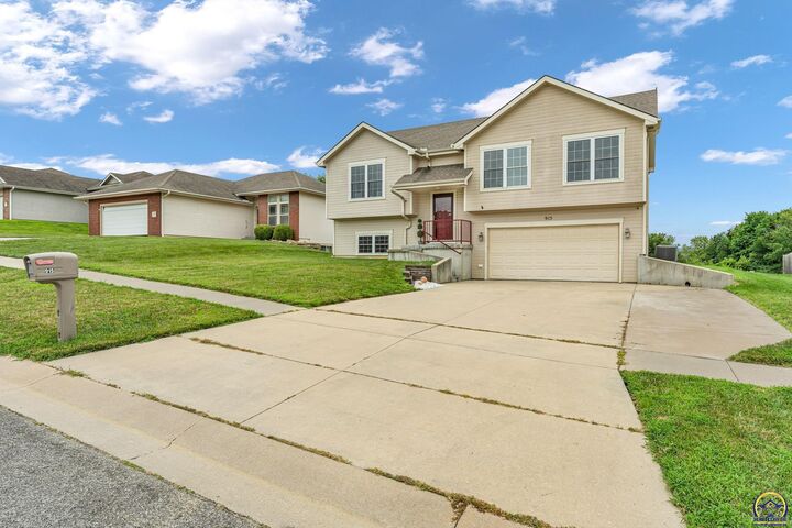 Property Photo:  915 SW Woodbridge Pl  KS 66606 