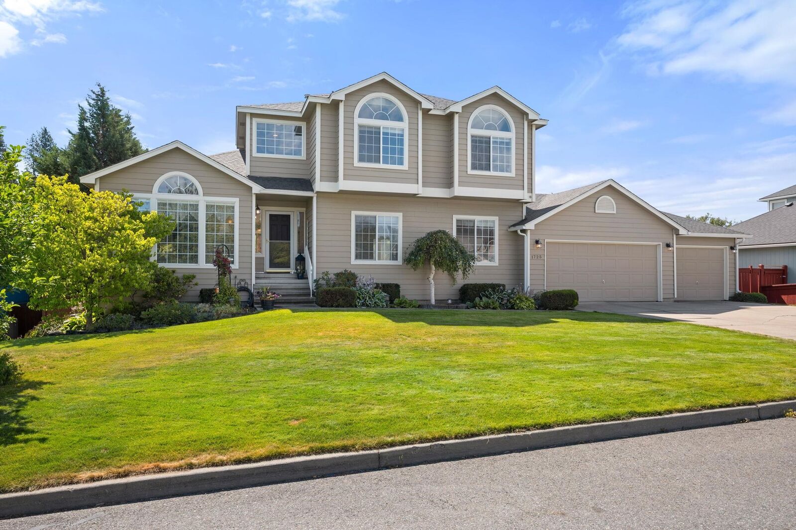 Property Photo: 1725 S Limerick Dr WA 99037