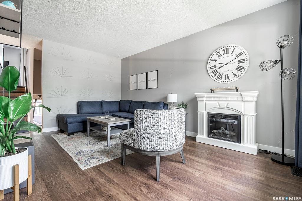 Property Photo:  433 East Place  SK S7J 2Y7 