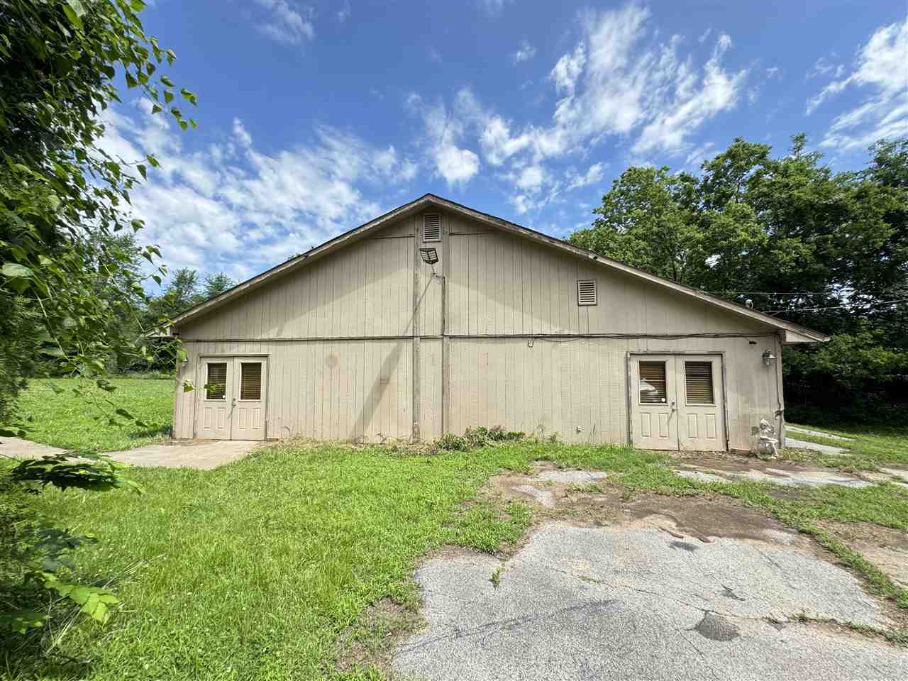 Property Photo: 802 E Brissey Street OK 74023