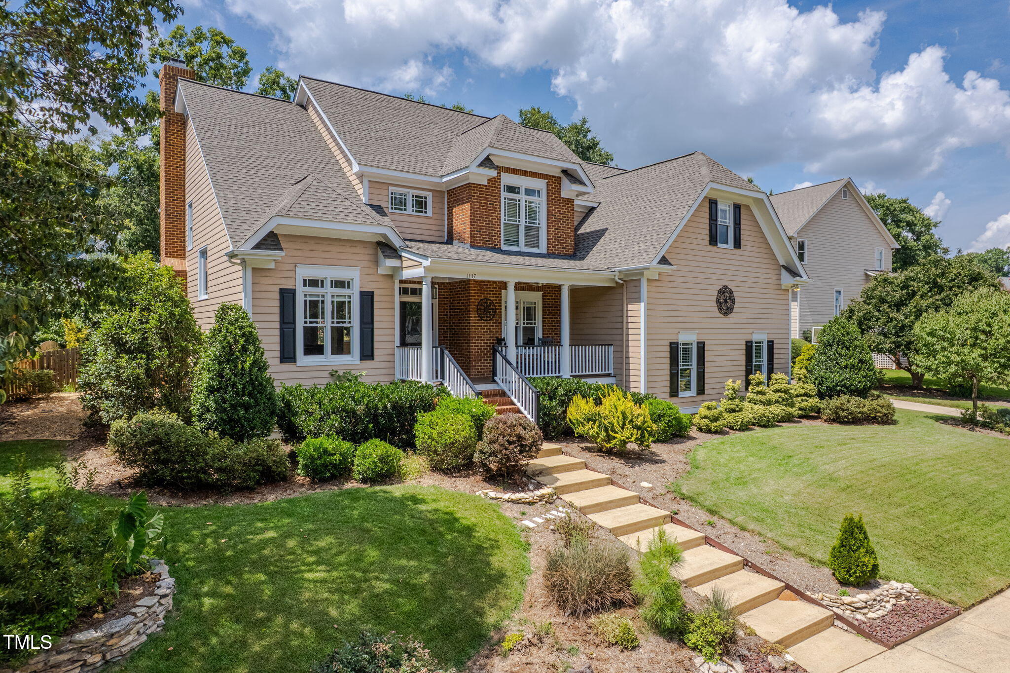 Property Photo: 1437 Chelton Oaks Place NC 27614