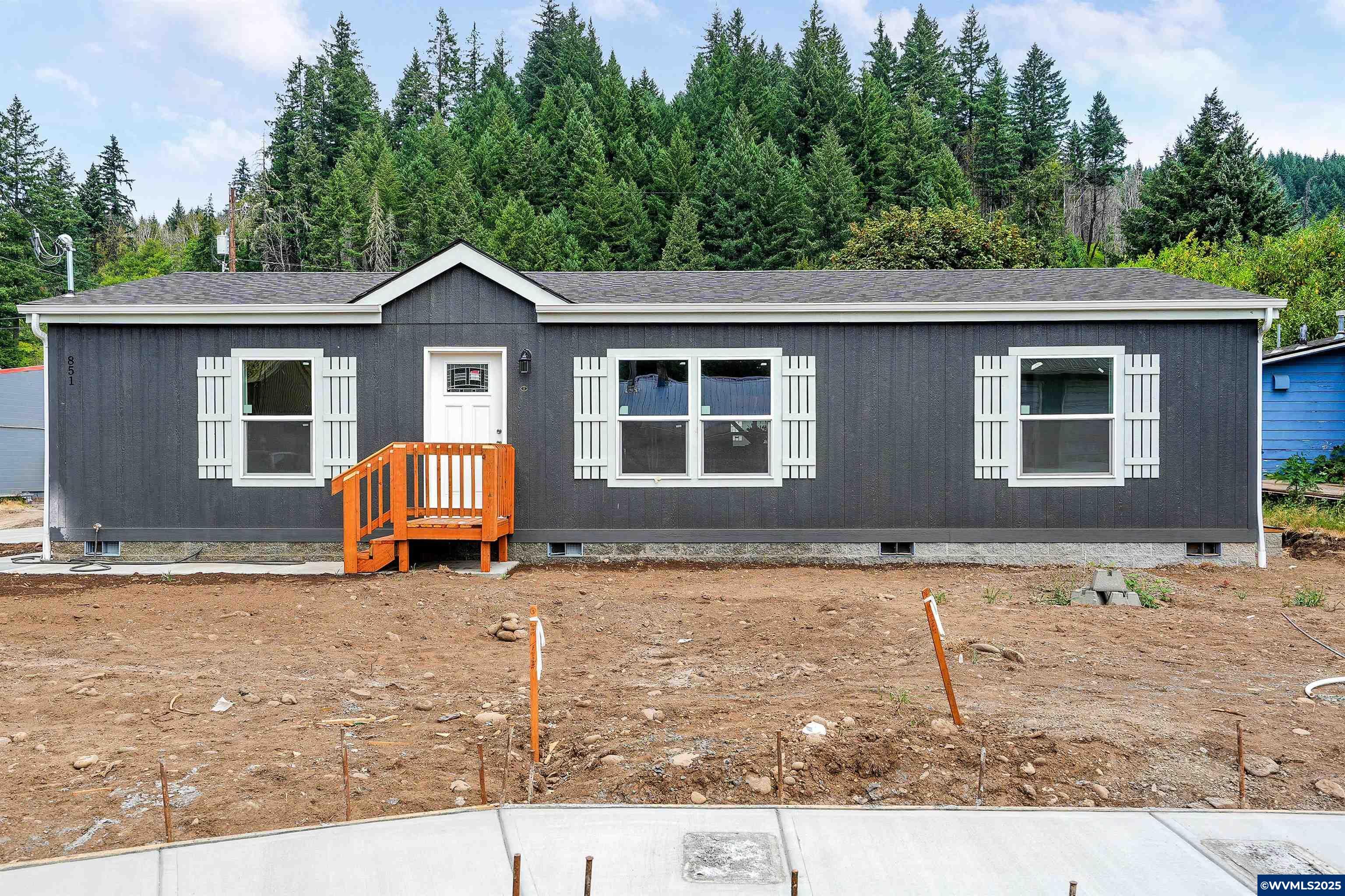 Property Photo:  851 NW Alder St  OR 97360 