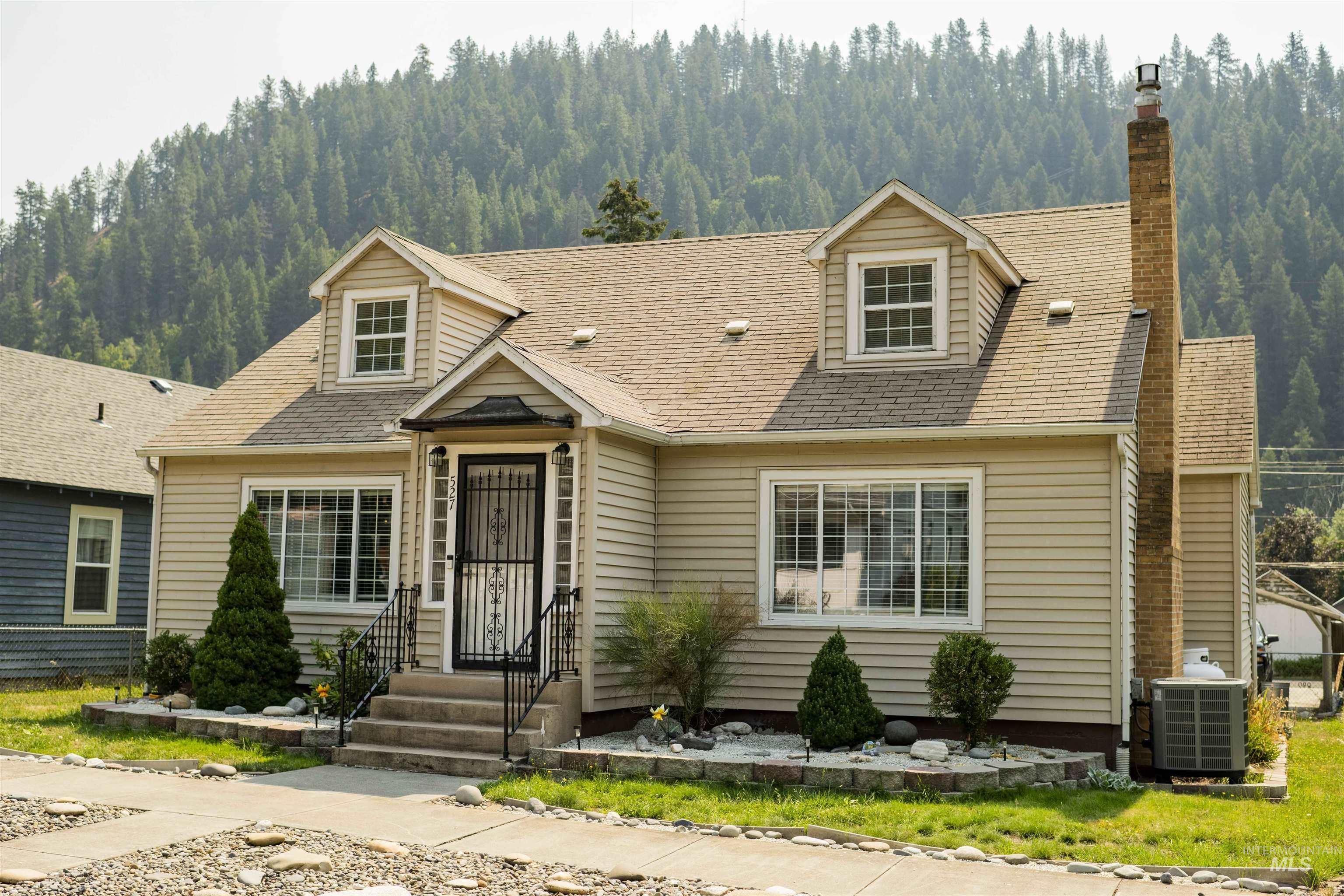 Property Photo:  527 Brown Avenue  ID 83544 