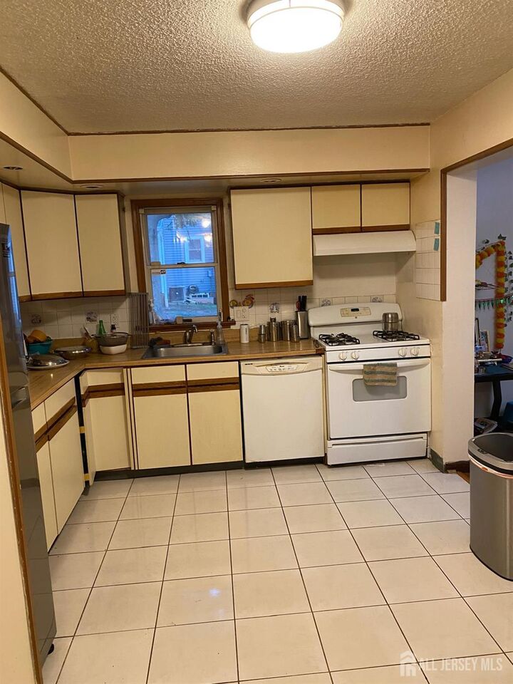 Property Photo:  4607 Hana Road  NJ 08817 