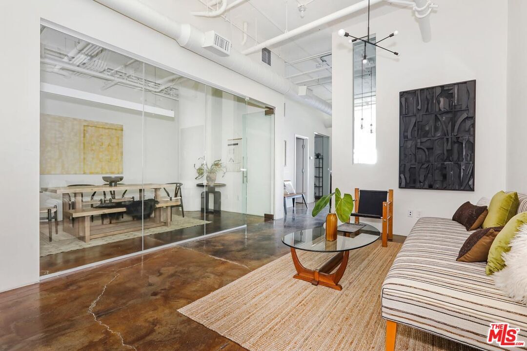 Property Photo:  530 Molino St  CA 90013 