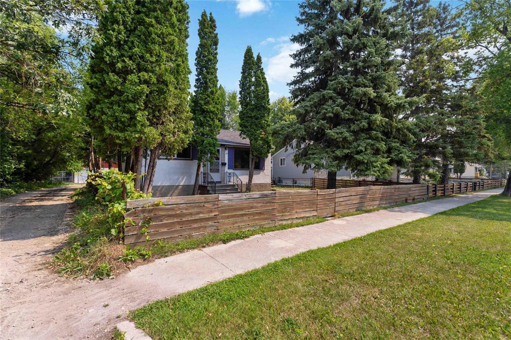 Property Photo:  91 Clayton Drive  MB R2M 1G1 