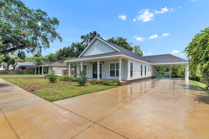 Property Photo:  1006 W Lloyd Street  FL 32501 