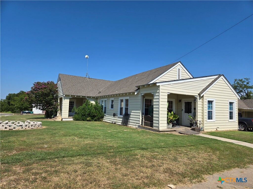 Property Photo: 404 Fennimore Street TX 76528