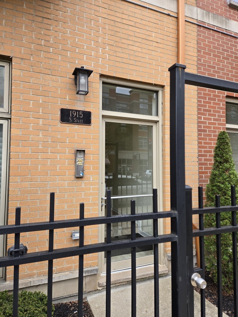 Property Photo: 1915 S State Street 3 IL 60616