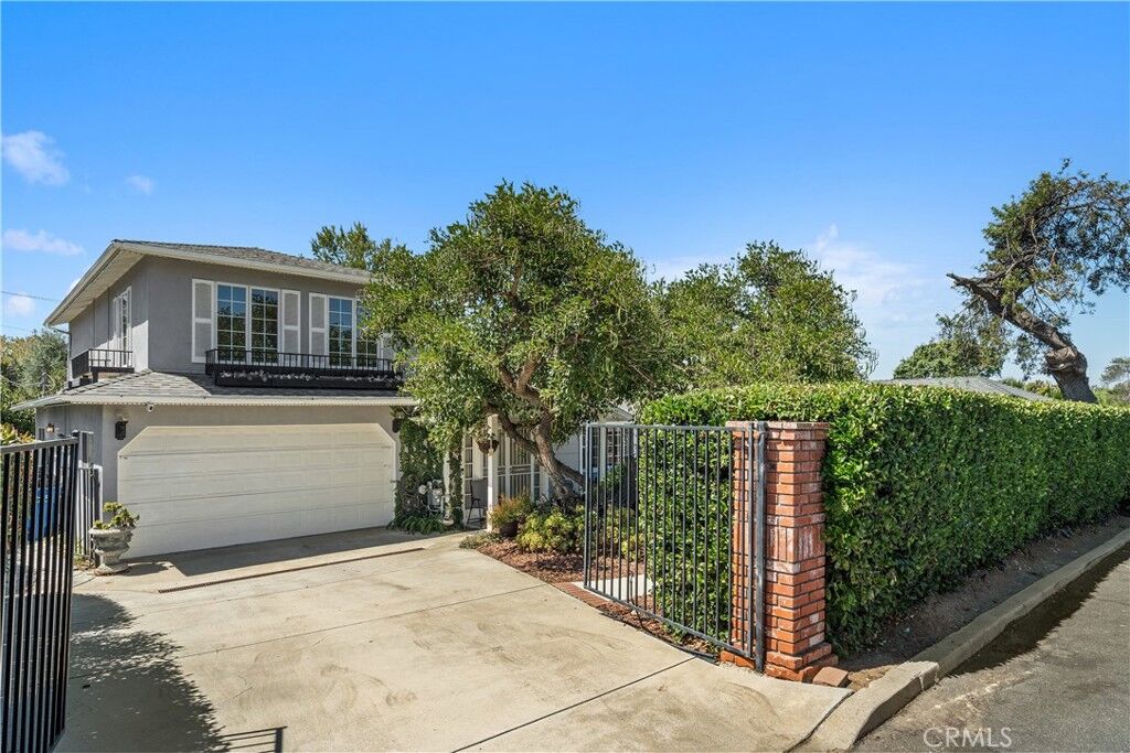 Property Photo:  914 Calle Jazmin  CA 91360 