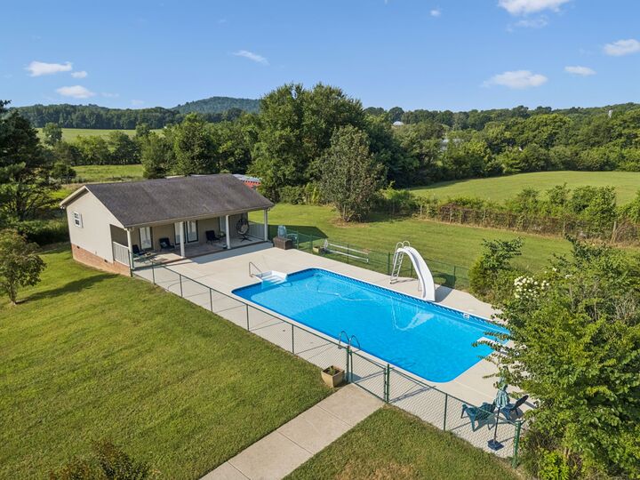 Property Photo:  122 Sandusky Rd  TN 37160 