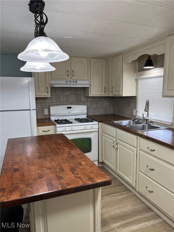 Property Photo: 8376 Russell Lane OH 44144