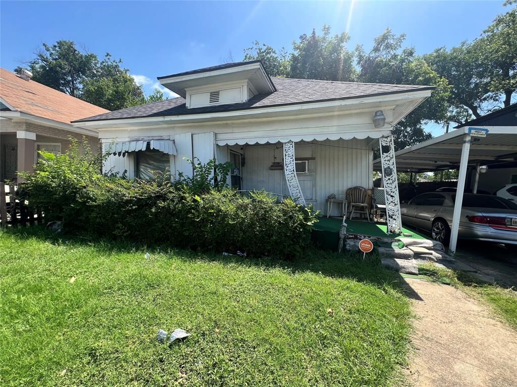 Property Photo: 1413 South Freeway TX 76104