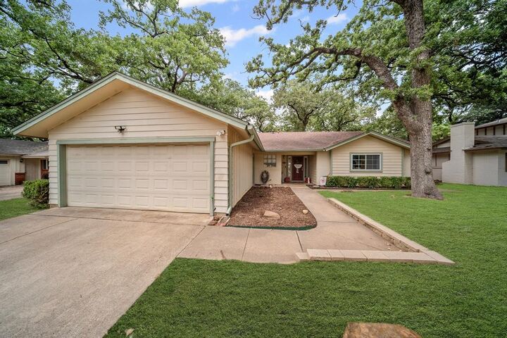 Property Photo: 2807 Hollywood Drive TX 76013