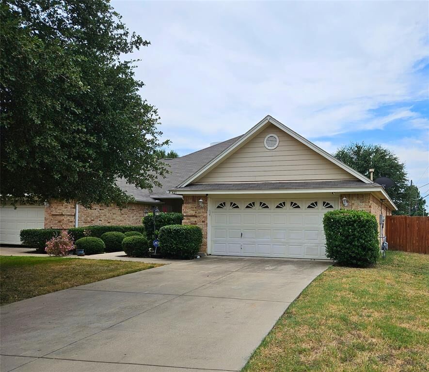 Property Photo: 421 Sheri Lane TX 76053