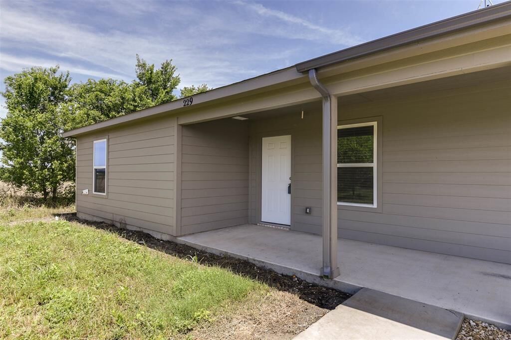 Property Photo: 221 Davenport TX 76651
