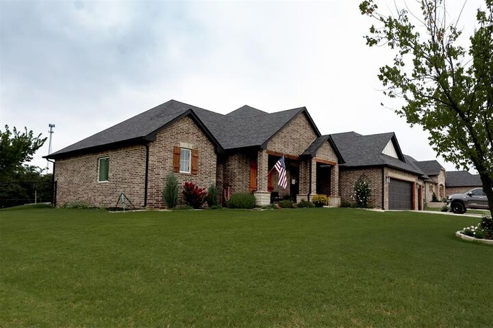 Property Photo:  5570 Red Fox Run  OK 73044 