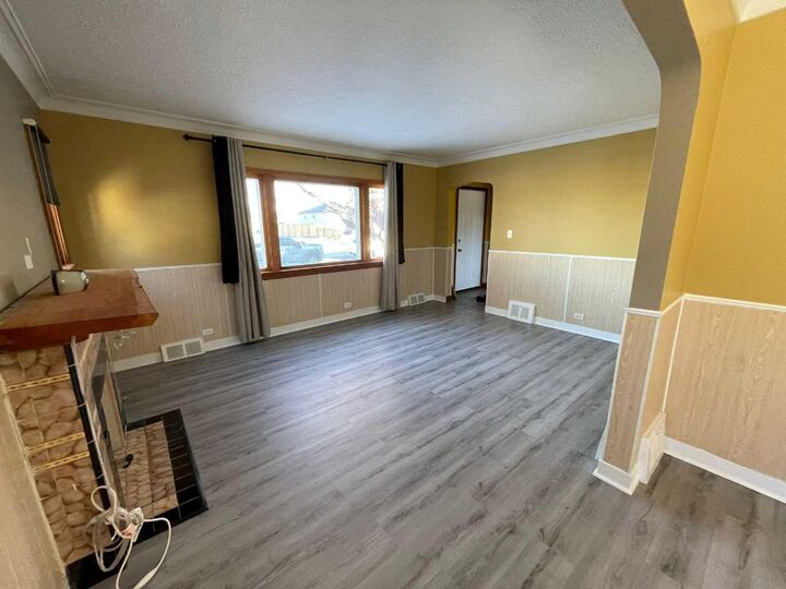 Property Photo: 405 15 Avenue NE AB T2E 1H5
