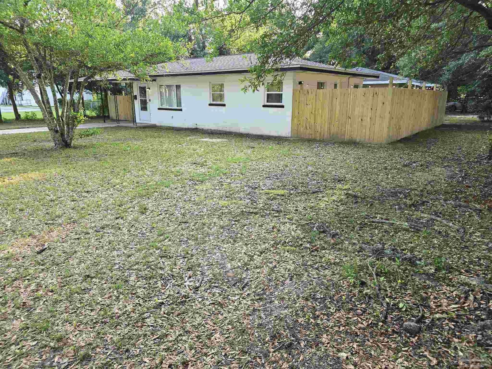 Property Photo: 2010 N G St FL 32501