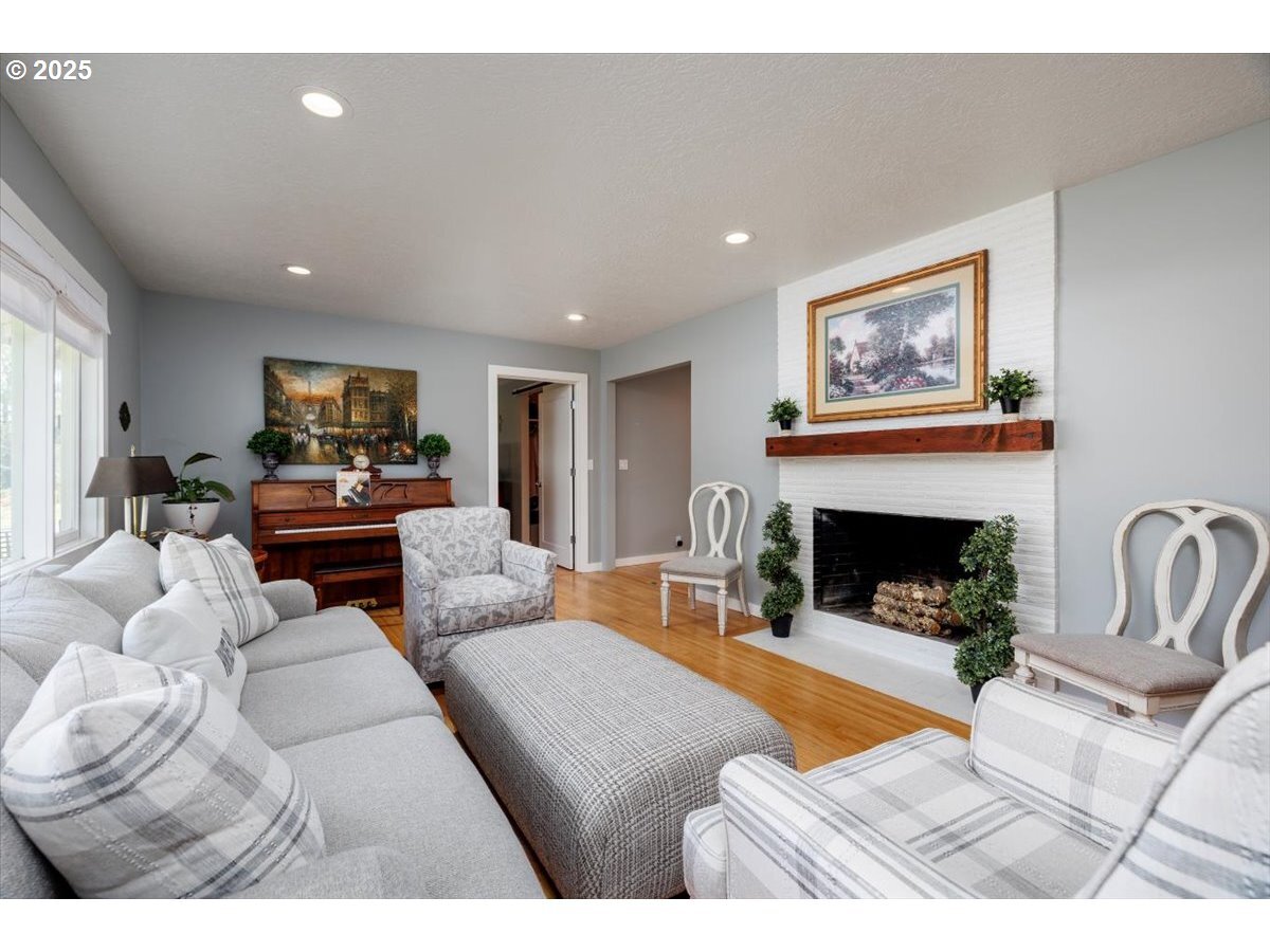 Property Photo: 3880 Calaroga Cir OR 97068