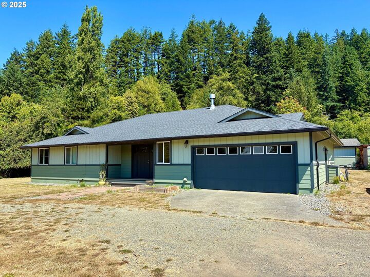 Property Photo: 94345 Orchard Ln OR 97444