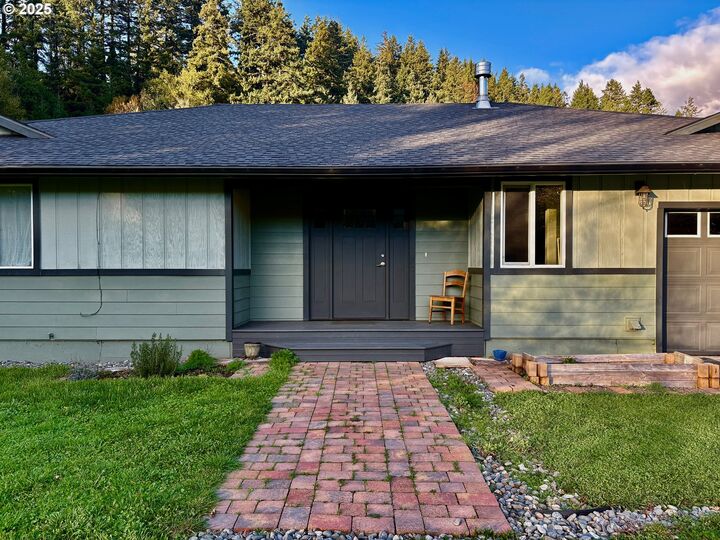 Property Photo: 94345 Orchard Ln OR 97444