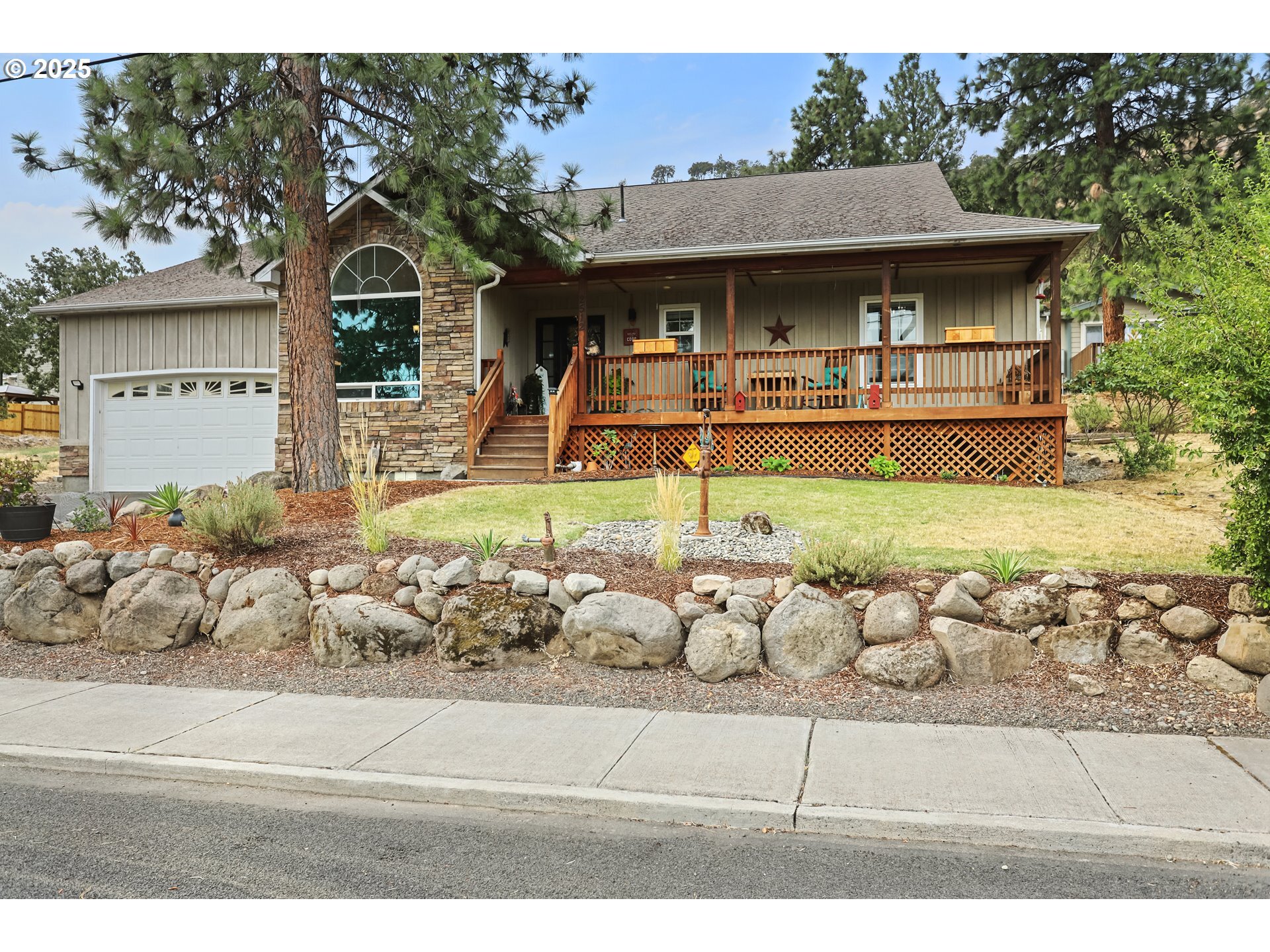 Property Photo: 2512 W 13th St OR 97058