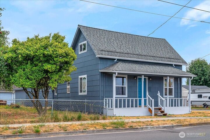 Property Photo:  714 S Pacific Avenue  WA 98626 