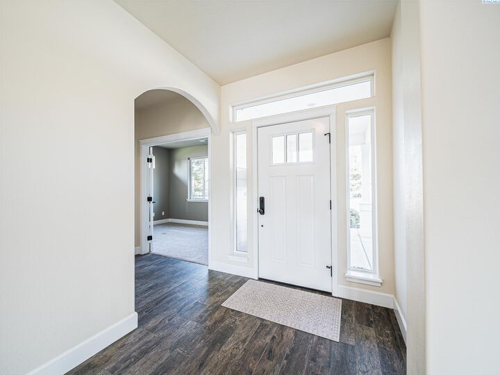 Property Photo: 3076 Pepperwood Ave WA 99353