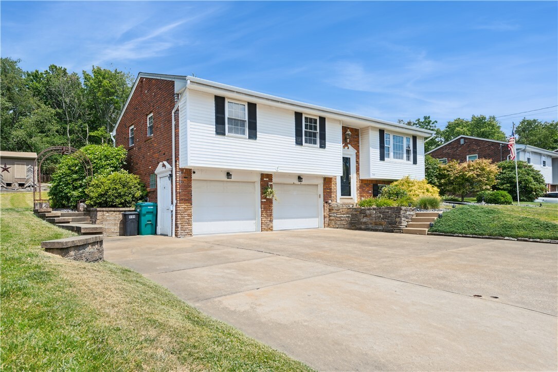 Property Photo: 949 Rolling Meadows Dr PA 15601