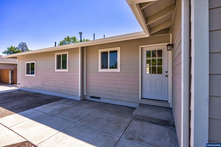 Property Photo: 450 NE Sherwood Wy OR 97330