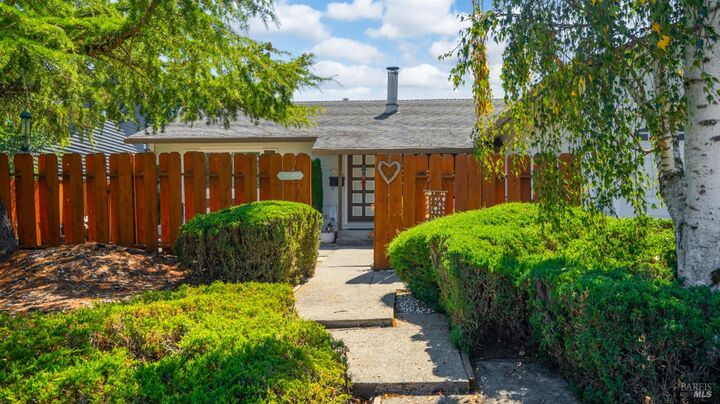 Property Photo:  642 Albert Way  CA 94954 