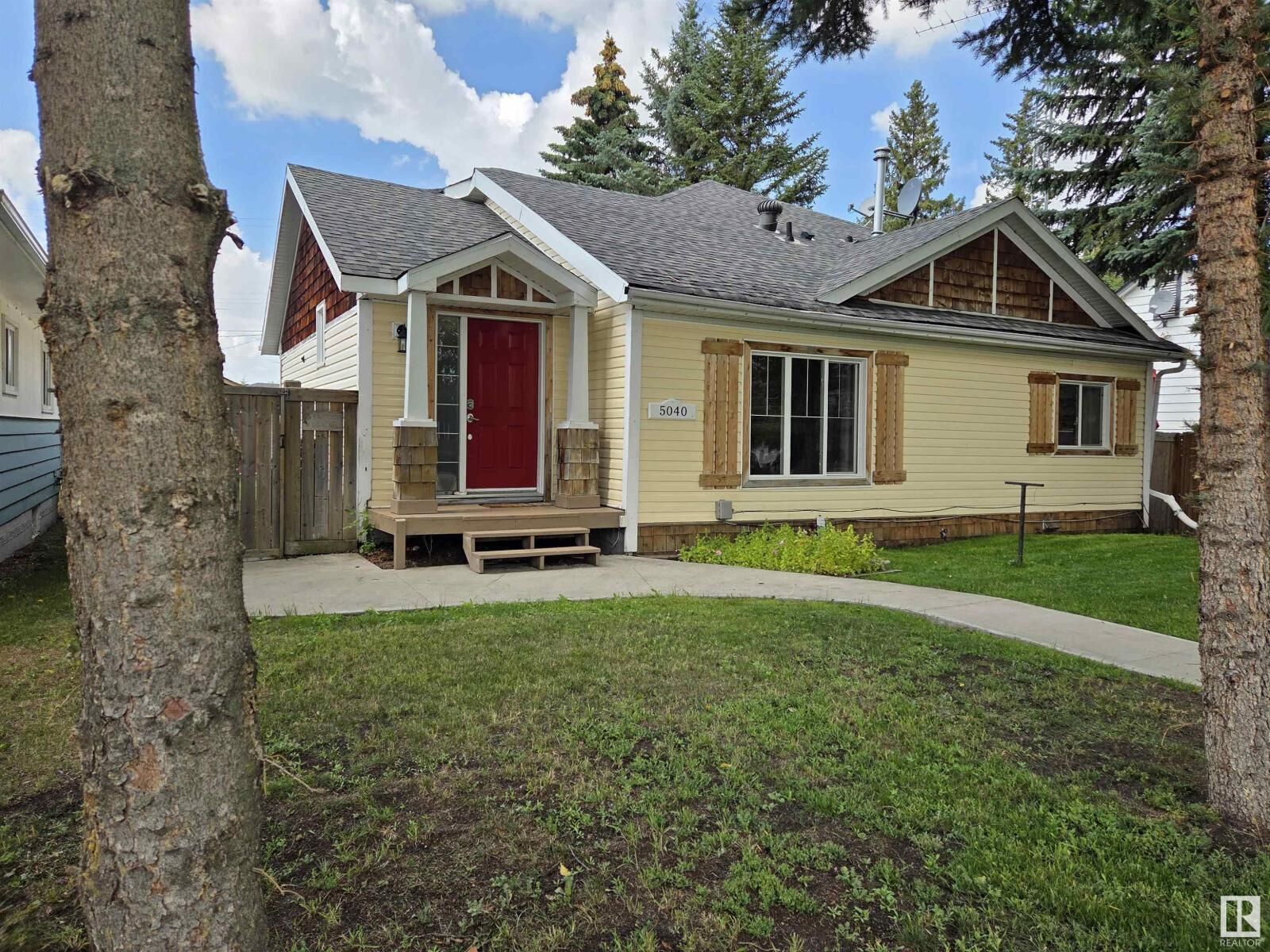 Property Photo: 5040 52 St AB T0B 0C0