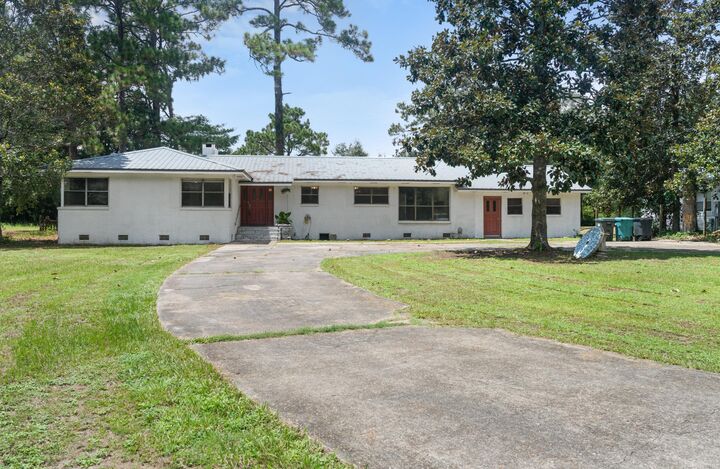 Property Photo: 359 Shoemaker Drive FL 32433