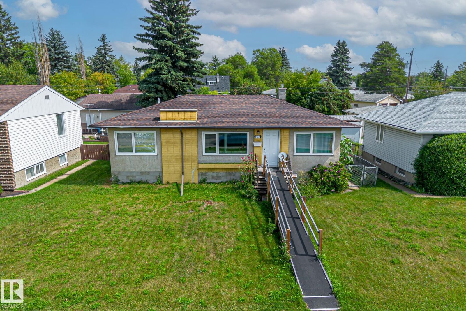 Photo de la propriété: 12219 St Albert Trail NW AB T5L 4G5