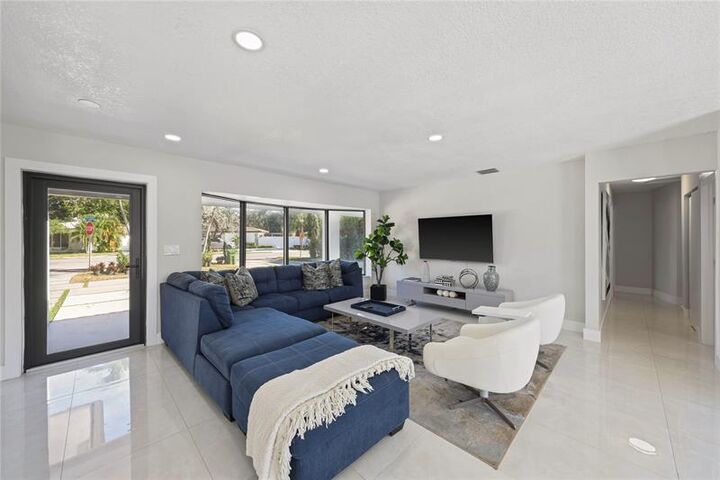 Property Photo: 2440 NE 25th Pl FL 33305