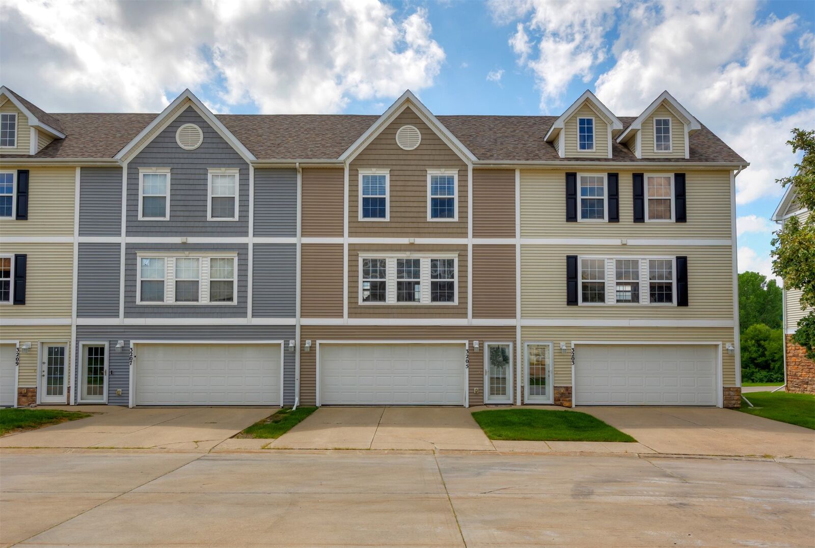 Property Photo:  3205 SW Arlan Lane  IA 50023 
