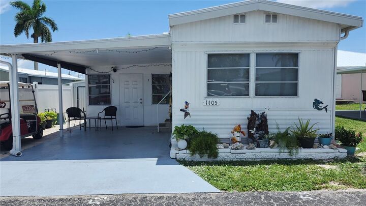 Property Photo: 1405 25th Avenue Drive W FL 34205