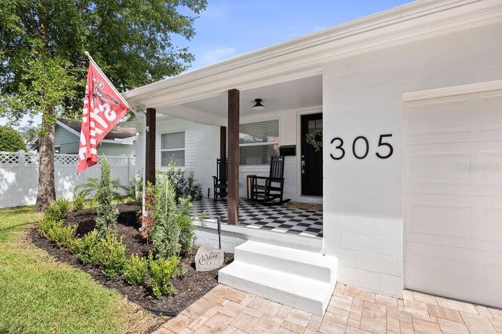 Property Photo: 305 Niblick Way FL 32804
