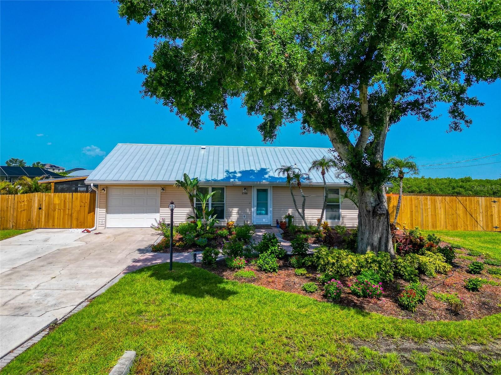 Property Photo:  2306 41st Street E  FL 34208 