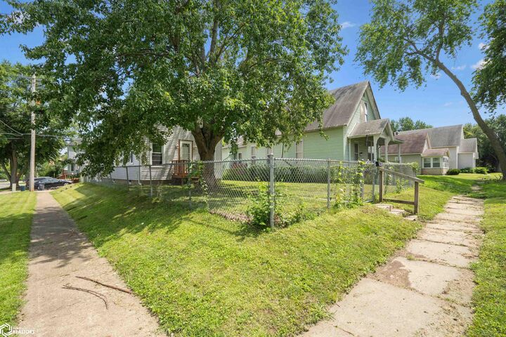 Property Photo: 900 S 10th Street IA 52601