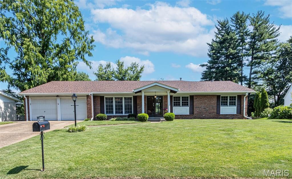 Property Photo: 818 Montmartre Court MO 63141