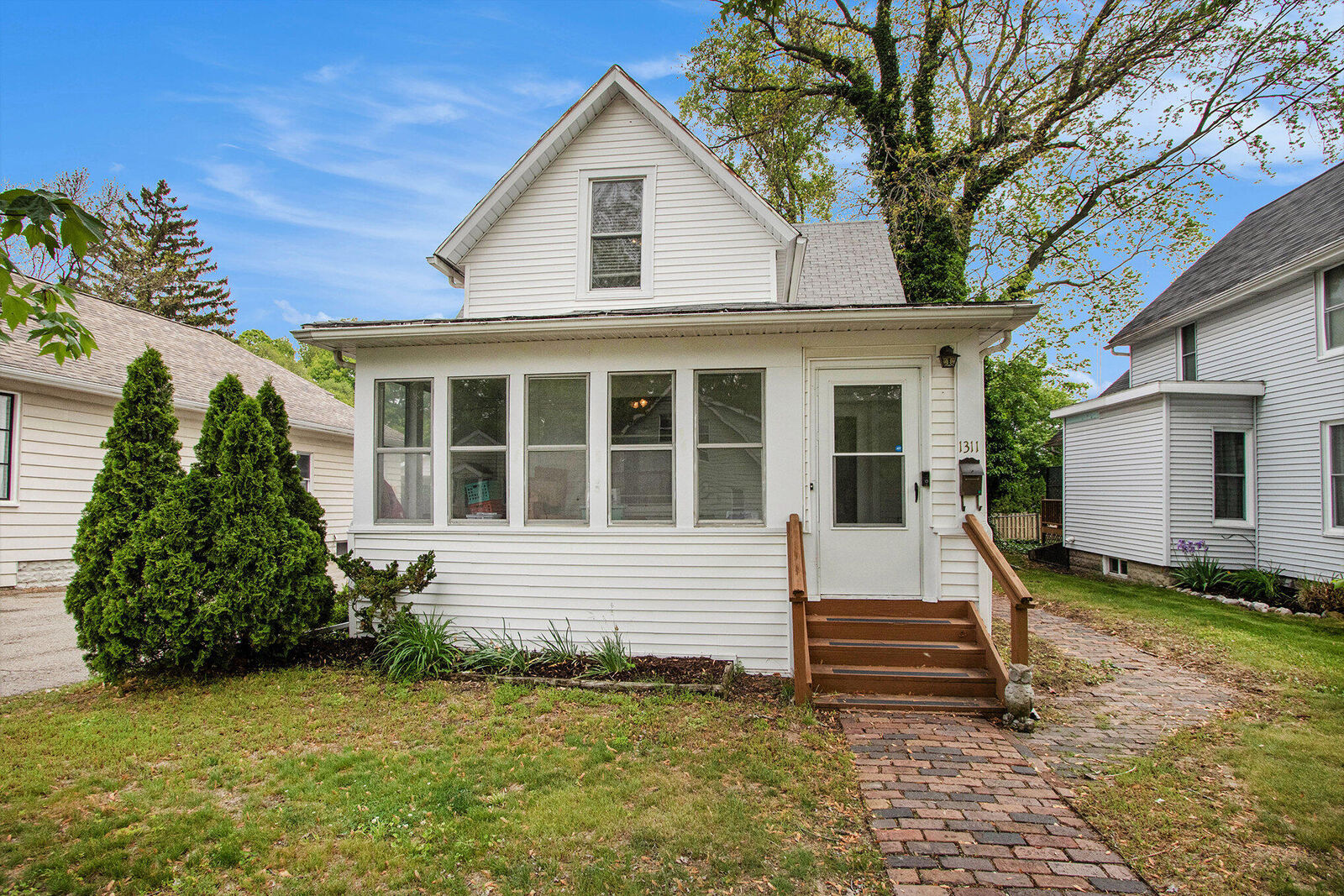 Property Photo: 1311 Wolcott Avenue MI 49085