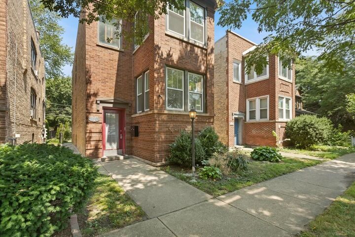 Property Photo:  815 Mulford Street  IL 60202 