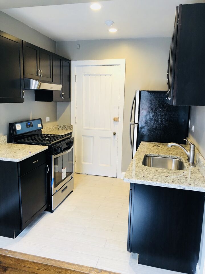 Property Photo: 1080 W Thorndale Avenue 1H IL 60660
