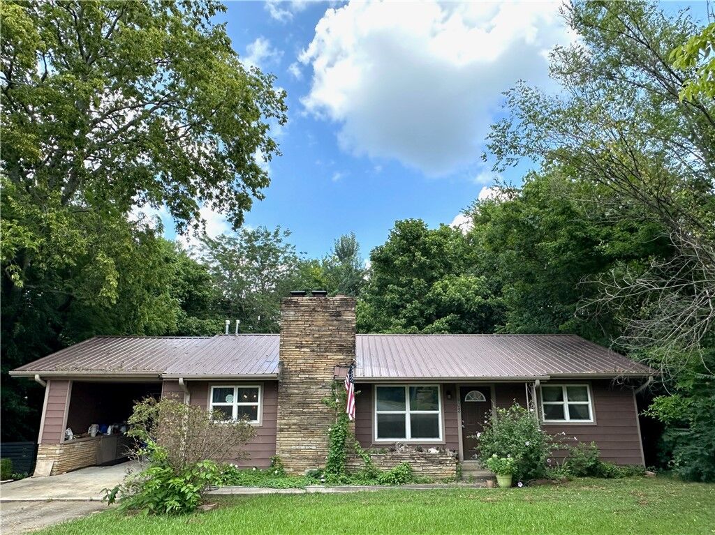 Property Photo:  402 Phillips Street  AR 72774 