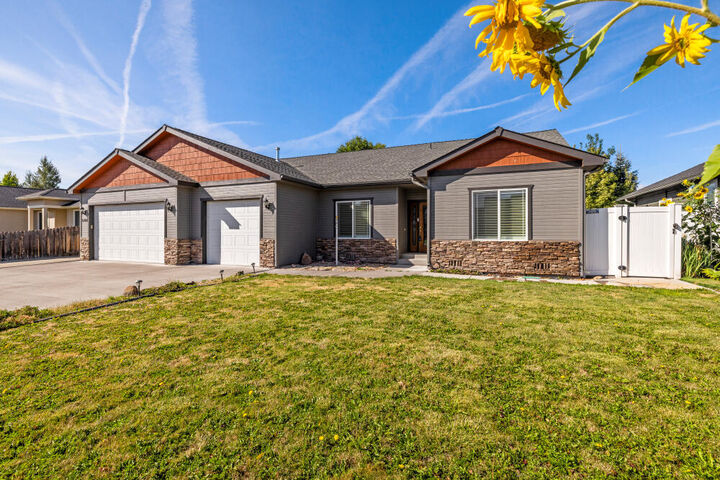 Property Photo: 6404 Ventura Drive OR 97603