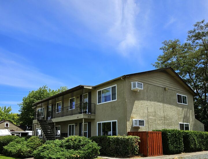 Property Photo:  350 Alder Street  OR 97502 