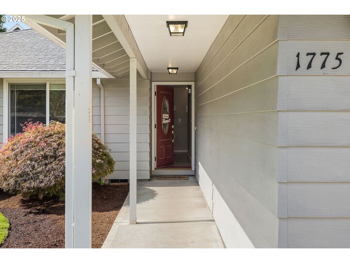 Property Photo:  1775 NE Carole Ct  OR 97124 