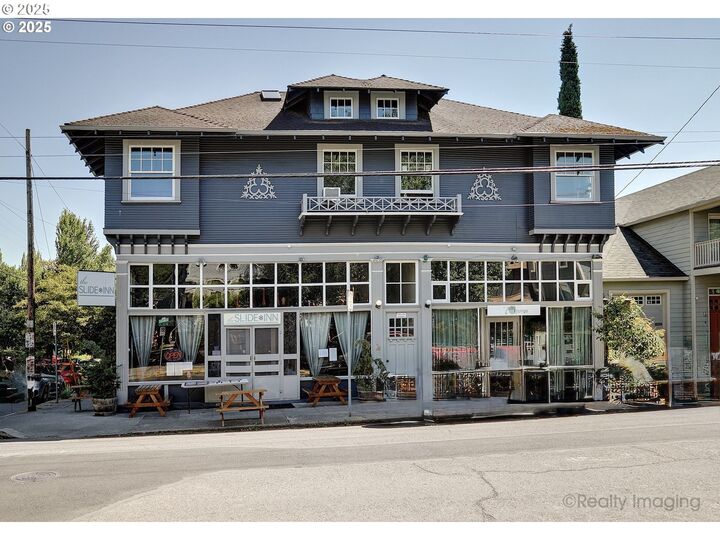 Property Photo:  2342 SE Ankeny St  OR 97214